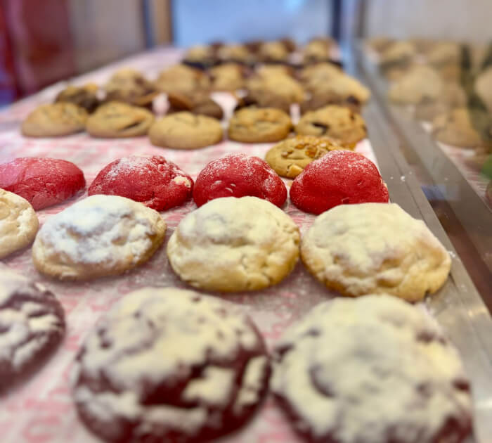 Vitrine cheia de cookies coloridos da Boho Cookies